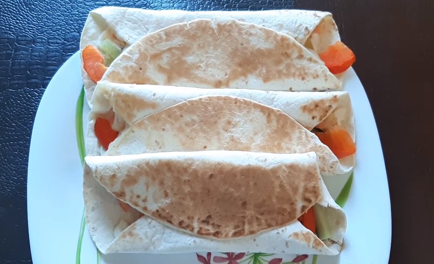 Тортилья с креветками на сковороде