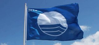 Голубой флаг на пляже