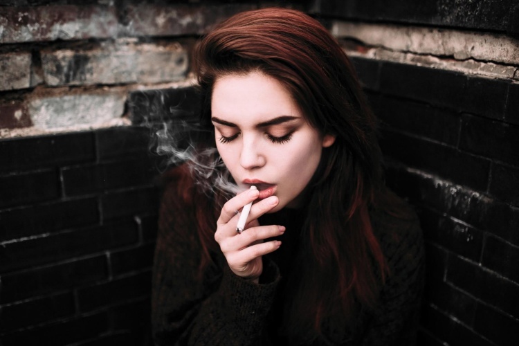 женщинам сложнее бросить курить