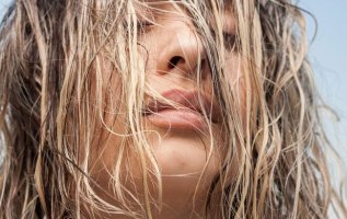Чи можна спати із мокрим волоссям?