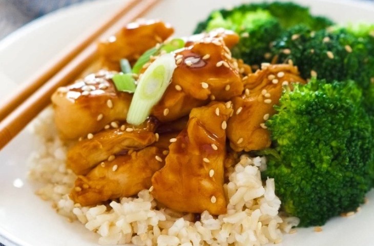 Запечена курка з рисом і брокколі