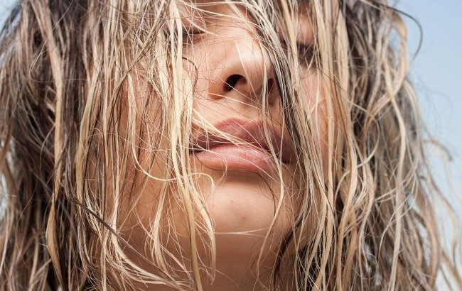 Чи можна спати із мокрим волоссям?