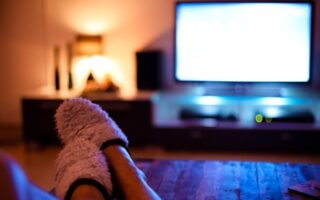 Чим небезпечний сон з увімкненим телевізором