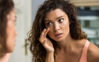 чому сіпається під оком