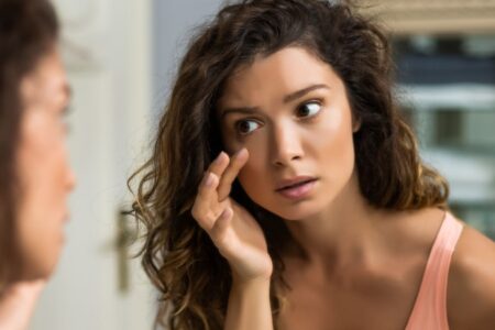 чому сіпається під оком