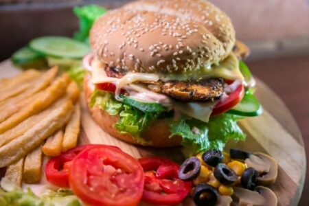 Coca-Cola, бургери Mcdonald’s: де знайшли пластикові хімікати