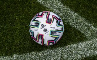 Футбольні м’ячі Adidas для різних покриттів