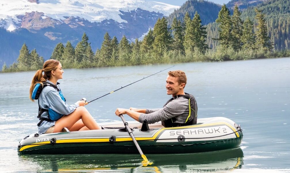 Надувная лодка или пластиковая