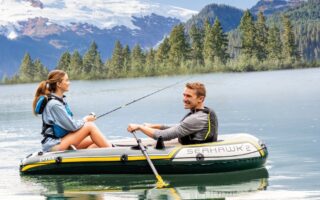 Надувная лодка или пластиковая