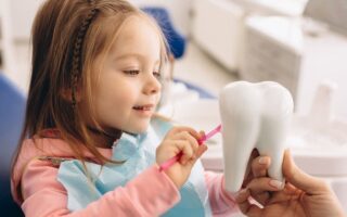 Коли потрібно видаляти молочний зуб у дитини